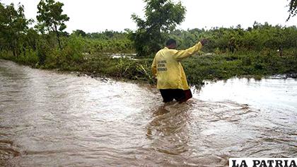 Un hombre cruza una zona inundada, en el municipio de Tipitapa (Nicaragua) /ELSALVADOR.COM