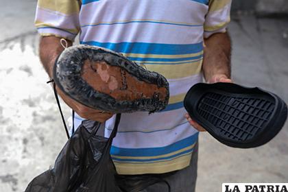Miles de venezolanos caminan por las calles con los zapatos rotos o desgastados/ ELESPECTADOR.COM