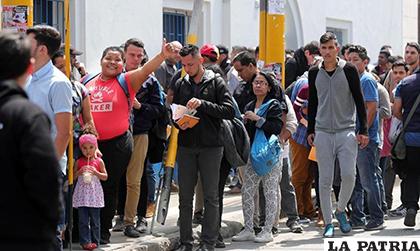 Unos 2,3 millones de venezolanos han huido del país como consecuencia de la crisis, según ONU/ AMAZONAWS.COM