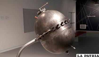 Tanque propulsor de titanio de un cohete, uno de los ejemplos de desechos espaciales expuesto en el laboratorio/ Tvn-2.Com