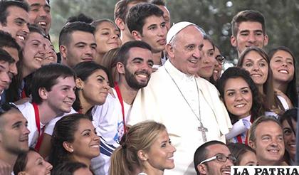 El Papa Francisco, rodeado de jóvenes/ CRONICAVIVA.COM.PE