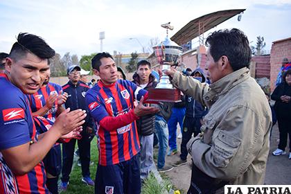Ronald Puma recibe el trofeo de campeón de manos de Adolfo Villca /Reynaldo Bellota - LA PATRIA