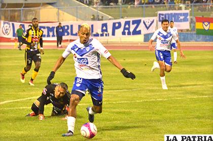 Jair Reinoso con el balón, fue autor del segundo gol de los 