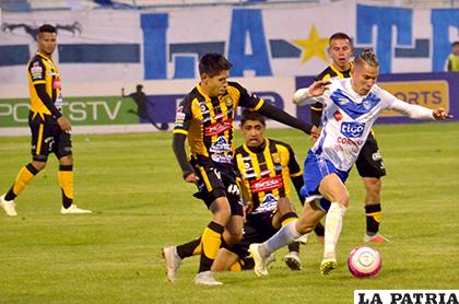 Javier Sanguinetti, gran valor en San José, avanza con el balón dominado/ Reynaldo Bellota LA PATRIA