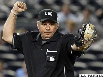 El árbitro (Umpire) es el único quien puede marcar el forfeit (walk over) en un partido de béisbol