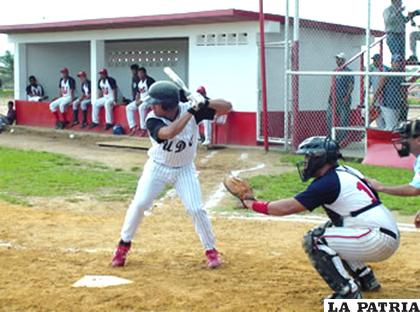 Durante el desarrollo de un partido de béisbol, todos deberán permanecer en sus lugares, tanto los que participan en la jugada como los de la banca