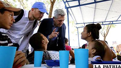 El alto comisionado de Naciones Unidas para los Refugiados (Acnur), Filippo Grandi, conversando con una familia /eldiario.es
