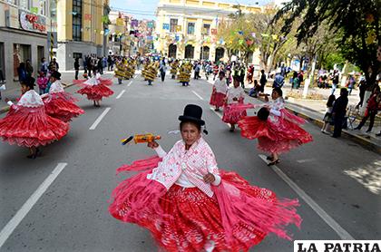 Simpáticas cholitas de la U. E. Andrés de Santa Cruz