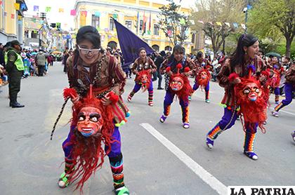Entusiasmo de las Wititis del Liceo Oruro