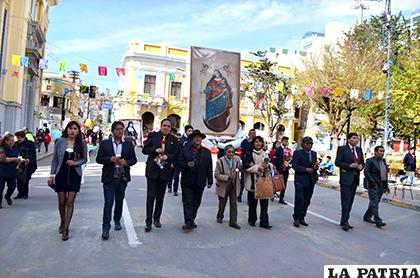 Autoridades escoltaron la imagen de la Virgen del Socavón