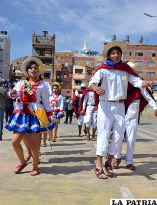Júbilo con la Tonada Tupiceña del Colegio Particular Bolivia