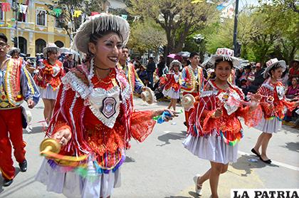 Kullawas alegres del Colegio Comibol Oruro