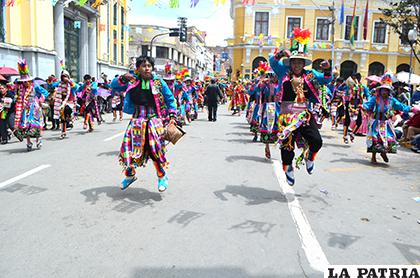 Ágil paso de los Tinkus Ejército Nacional