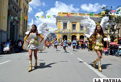 Hermosas ángeles de la Diablada 