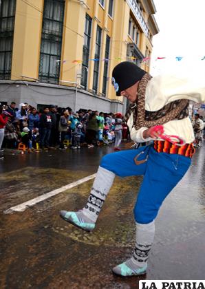 Ni la lluvia mermó el entusiasmo de los llameros del Mariscal Sucre