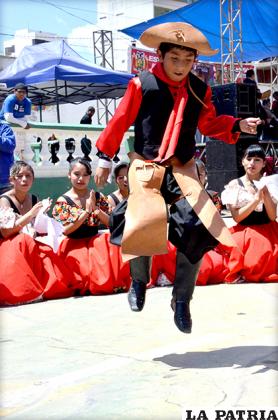 Destreza junto a la chacarera del colegio Republica de México de Machacamarca