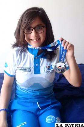 Luciana Frías Rengel con la medalla de plata
