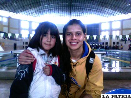 Luciana Frías Rengel junto a la nadadora boliviana Karen Torres