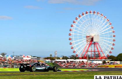 Lewis Hamilton, en plena competencia en el circuito de Suzuka/ as.com