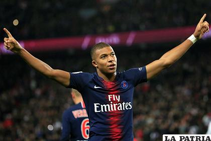Kylian Mbappé anotó cuatro goles en la goleada del PSG al Lyon 5-0 / latercera.com