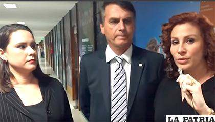 María Anelin Suárez, Jair Bolsonaro y la periodista /ANF