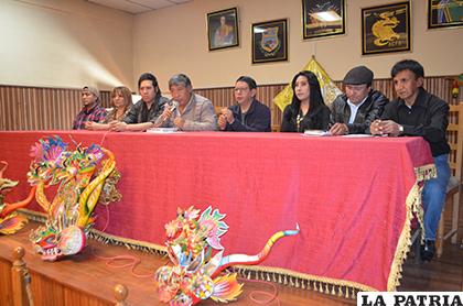 Dirigentes folkloristas anunciaron la actividad de la que participará el Carnaval de Oruro /LA PATRIA
