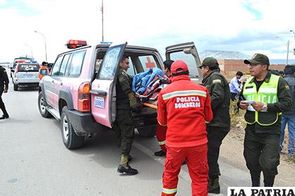 Los heridos fueron llevados en ambulancia de Bomberos hacia un hospital / LA PATRIA