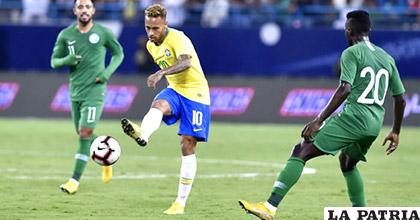 Neymar (centro) remata durante el partido amistoso contra Arabia Saudí / AP