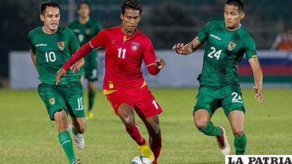 Jhasmani Campos y Paul Arano intentan frenar la arremetida de Maung Maung Lwin uno de los más destacados en la selección de Myanmar / marca.com