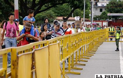 Venezolanos ingresan a Colombia por el puente internacional Simón Bolívar/ Agencia EFE