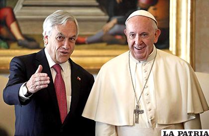 El Papa Francisco (C) se reúne con el Presidente de Chile, Sebastián Piñera/ La Voz de San Luis