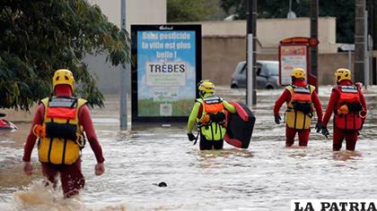 Bomberos trabajan en las operaciones de rescate en Francia /La Razón