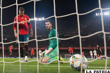 David de Gea y Sergio Ramos se lamentan tras el tercer gol de Raheem Serling, al final Inglaterra venció a España (2-3)/ as.com