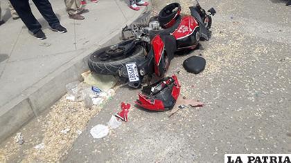 La motocicleta quedó destrozada con el impacto /LA PATRIA