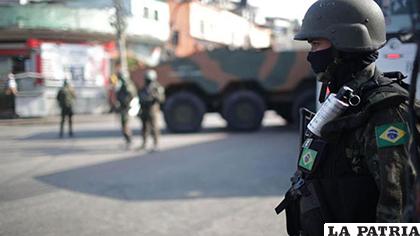 Un soldado brasileño patrulla la favela Morro dos Macacos en Río, tras un megaoperativo contra narcos /Eldiario.es