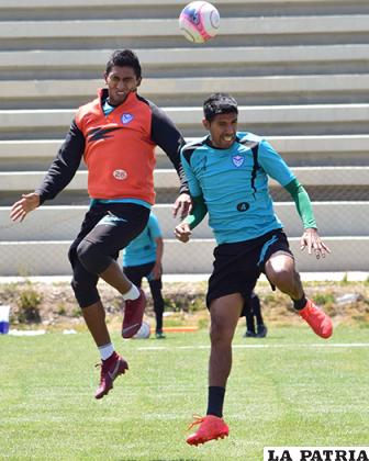 Didí Torrico y Mario Cuéllar disputan el balón, ocurrió en el entrenamiento de ayer /Reynaldo Bellota - LA PATRIA