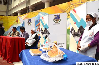 Repostería tradicional de Todos Santos en una feria /LA PATRIA