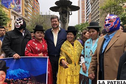 Doria Medina junto a Carmen Rosa y otros luchadores /OXÍGENO DIGITAL