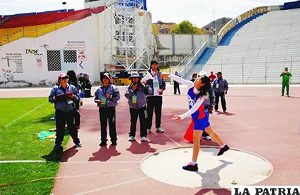 Durante la competencia del lanzamiento de la pelotita / cortesía DDEO