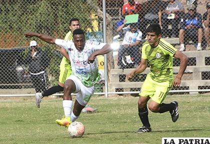 Brown jugador de Surcar avanza con balón dominado /APG