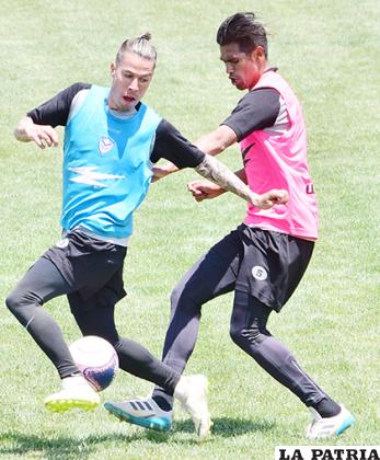 Sanguinetti disputa el balón con David Checa /Reynaldo Bellota - LA PATRIA
