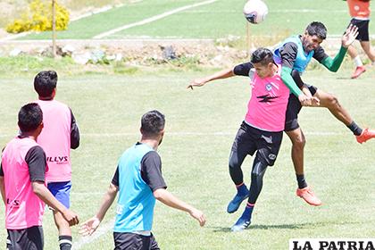 Mario Cuéllar (extremo derecho) volverá a ser titular el domingo /Reynaldo Bellota - LA PATRIA
