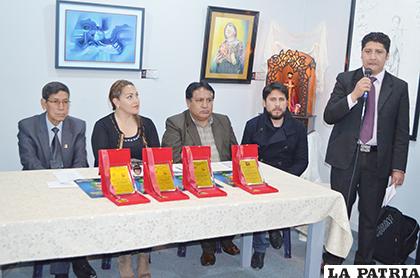 Durante el acto de reconocimiento a destacados artistas plásticos de Oruro y homenaje a San Lucas /LA PATRIA