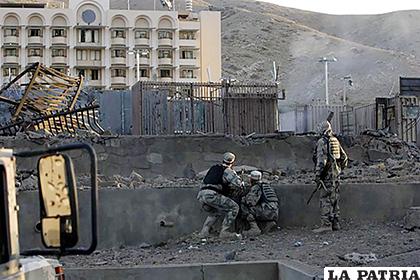 Oficiales de seguridad afganos tomaban posiciones durante un ataque contra el consulado de Estados Unidos en Herat /YAHOO NOTICIAS