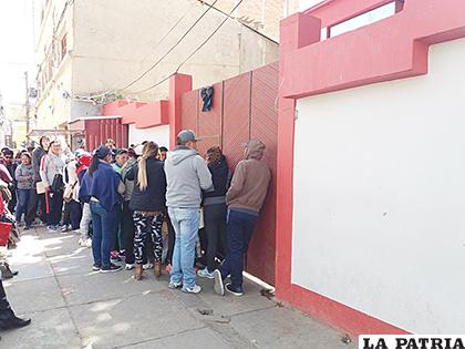 Padres de familia hicieron fila para entregar formulario de preinscripción en el 