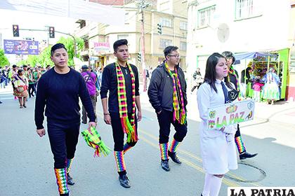 Parte de la delegación de La Paz, en el desfile de inauguración del festival /LA PATRIA
