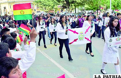 La delegación de Chuquisaca en la plaza 10 de Febrero de Oruro /LA PATRIA