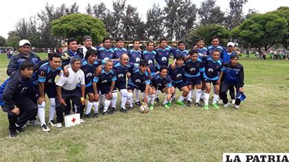 Delegación orureña que participa en el torneo de exfutbolistas en Cochabamba /CORTESÍA AGREMIACI?N)