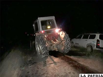 El tractor que fue impactado por la camioneta oficial / LA PATRIA