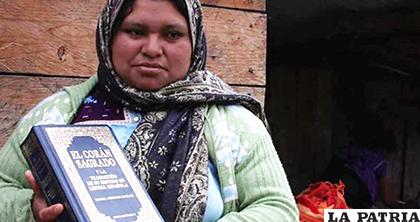 Mujer musulmana en Chiapas, tiene en mano el Corán /elpais.cr